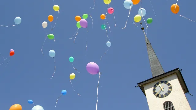 Kirche mit Ballonen (Foto: Kirchenweb Bilder) Kirche mit Ballonen (Foto: Kirchenweb Bilder)