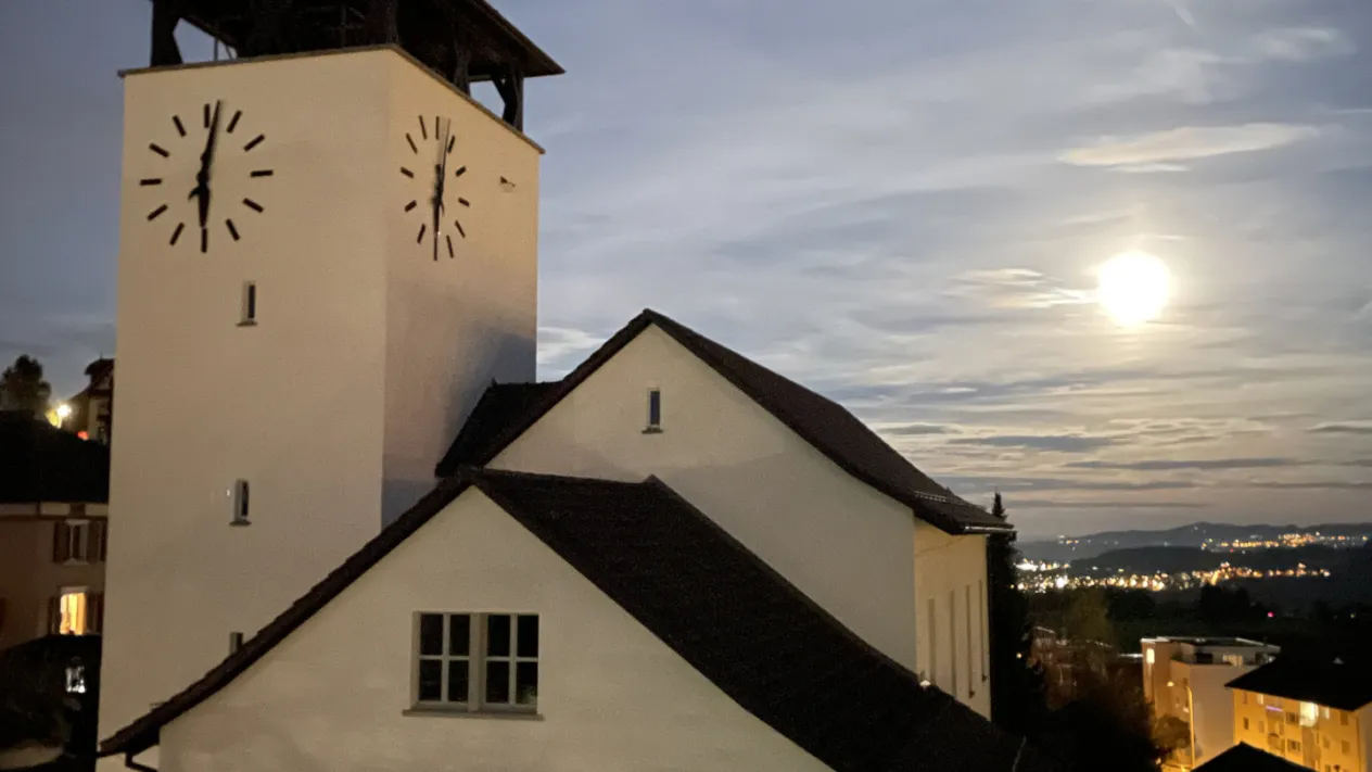 Kirche und Pfarrhaus (Foto: Pfarramt Kirchberg)